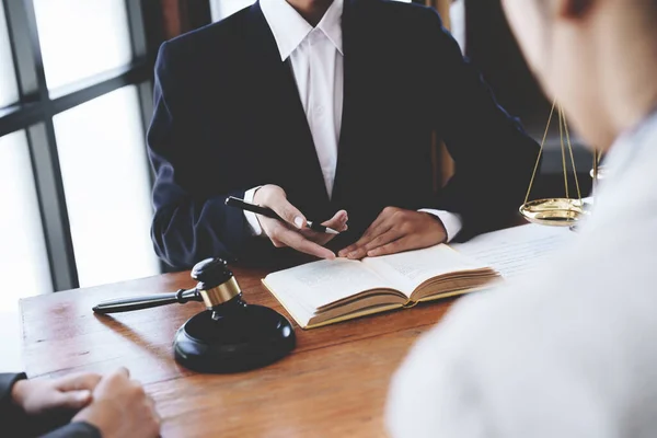 Cliënt Overlegt Met Een Advocaat Juridische Zaken — Stockfoto