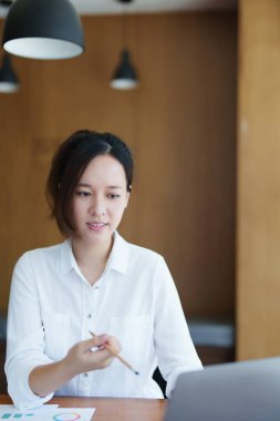 Muhasebeciler ve Asyalı denetçiler vergi bütçelerini gözden geçirmek için hesap makineleri ve bilgisayarlar kullanarak vergi dairesine bilgi gönderiyorlar.