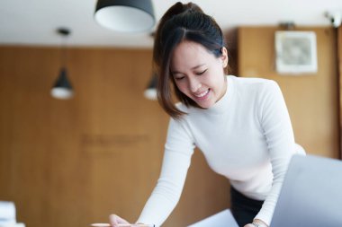 Muhasebeciler ve Asyalı denetçiler vergi bütçelerini gözden geçirmek için hesap makineleri ve bilgisayarlar kullanarak vergi dairesine bilgi gönderiyorlar.