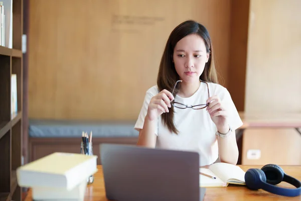 도서관에 책상에서 비디오 회의를 온라인으로 공부하기 컴퓨터와 노트북을 사용하는 아시아 — 스톡 사진