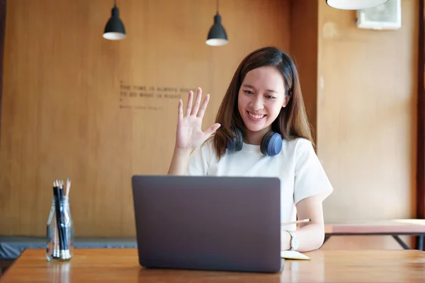 도서관에 책상에서 비디오 회의를 온라인으로 공부하기 컴퓨터와 노트북을 사용하는 아시아 — 스톡 사진