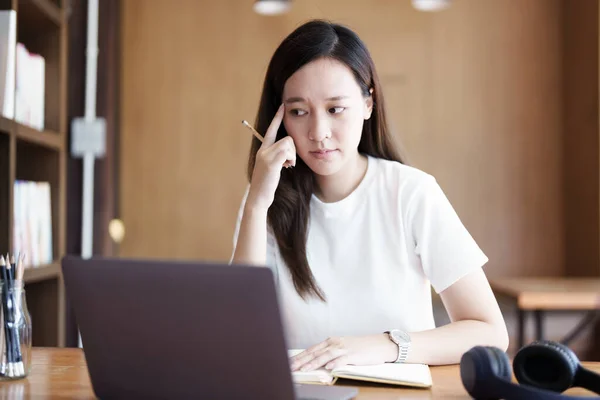 Retrato Una Adolescente Asiática Usando Una Computadora Cuaderno Para Estudiar — Foto de Stock