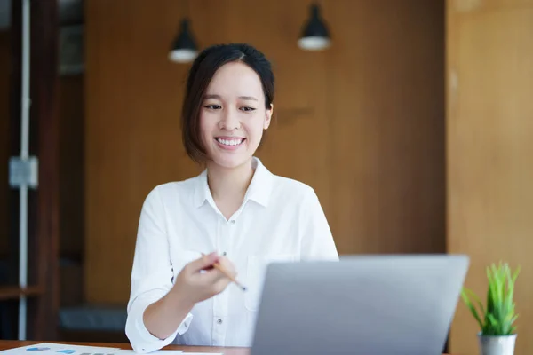 Buchhalter Asiatische Wirtschaftsprüfer Verwenden Taschenrechner Und Computer Die Jährlichen Steuerbudgets — Stockfoto