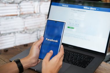 Chiang Mai Tayland. Haziran 06, 2021. Kadın ekranında facebook uygulaması olan akıllı bir telefon tutuyor. Facebook akıllı telefonlar için fotoğraf paylaşım uygulaması