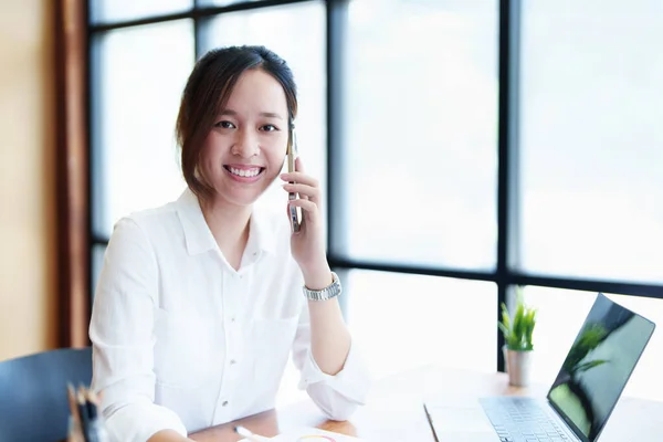 Portrett Ung Asiatisk Kvinne Som Viser Smilende Ansikt Når Hun – stockfoto