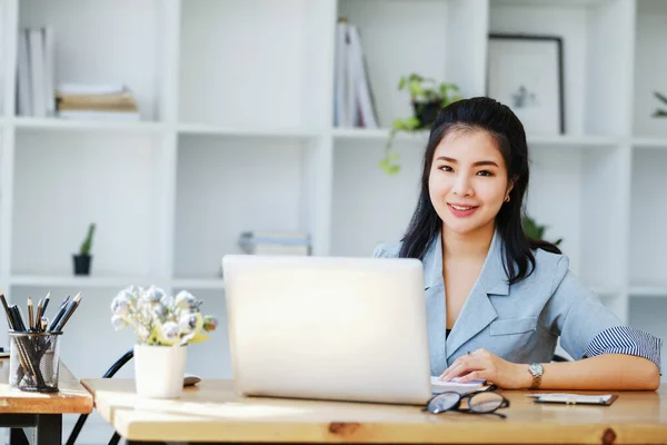 Empresario Asiático Mujer Negocios Muestra Una Cara Sonriente Mientras Trabaja — Foto de Stock