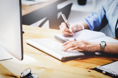 Genç ekonomistler veya muhasebeciler veya finansörler ve yatırımcılar, şirket yatırım yönetimi üzerindeki etki ve risk değerlendirmelerini incelemek için bilgisayar ve defter kullanıyorlar