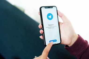 Chiangmai, Tayland 3 Nisan 2022: Telgraf uygulama simgesi akıllı telefon yakın plan. Telgraf uygulaması simgesi. Telegram bir çevrimiçi sosyal medya ağıdır.