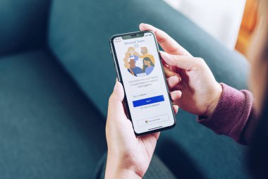 Chiangmai, Tayland - 3 Nisan 2022: Bir kullanıcı Microsoft Ekip uygulamasını açtı. Ekipler, iş yeri sohbeti, video toplantıları ve dosya depolama ile birleşik bir takım iletişimi ve işbirliği platformudur.