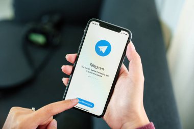 Chiangmai, Tayland 3 Nisan 2022: Telgraf uygulama simgesi akıllı telefon yakın plan. Telgraf uygulaması simgesi. Telegram bir çevrimiçi sosyal medya ağıdır.