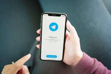 Chiangmai, Tayland 3 Nisan 2022: Telgraf uygulama simgesi akıllı telefon yakın plan. Telgraf uygulaması simgesi. Telegram bir çevrimiçi sosyal medya ağıdır.