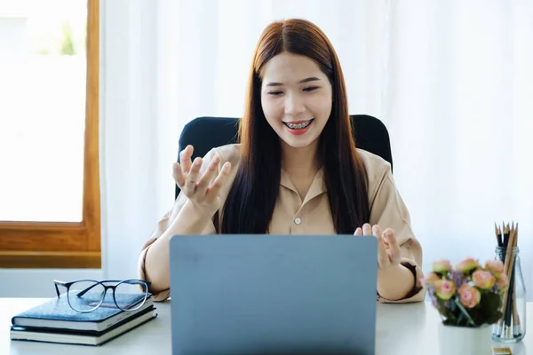 Konversation Online Unterricht Erklärungen Treffen Asiatische Lehrer Unterrichten Ihre Schüler — Stockfoto