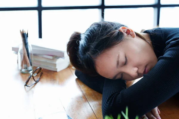 Retrato Una Adolescente Asiática Durmiendo Escritorio Biblioteca Debido Fatiga Estudiar — Foto de Stock