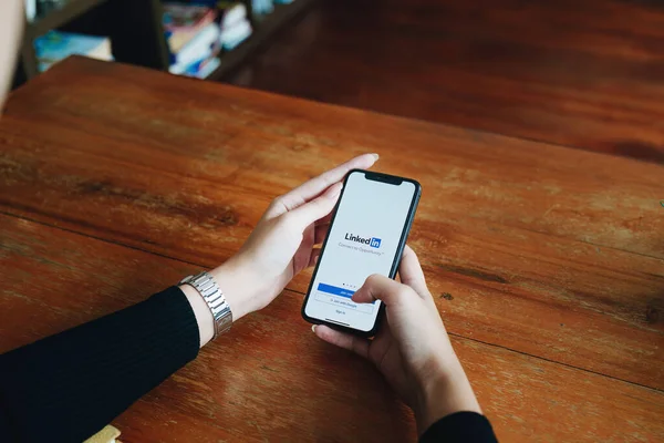 CHIANG MAI, THAILAND - 29 Haziran 2022: LinkedIn uygulamalı iPhone X. LinkedIn iş odaklı bir sosyal ağ hizmetidir.