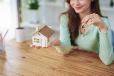 Müşteri, konut alımına yatırım yapmayı kabul ettikten sonra ev modelini ve anahtarları elinde tutar..