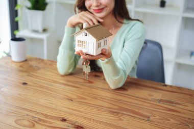 Müşteri, konut alımına yatırım yapmayı kabul ettikten sonra ev modelini ve anahtarları elinde tutar..