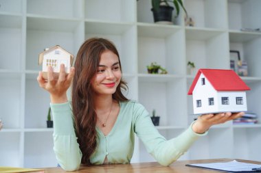 Müşteri, yatırım yapmadan, kredi almadan, sigorta yaptırmadan ve bankayla önemli belgeleri imzalamadan önce bir ev modeli, müfettiş konsepti seçer.