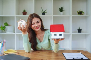 Müşteri, yatırım yapmadan, kredi almadan, sigorta yaptırmadan ve bankayla önemli belgeleri imzalamadan önce bir ev modeli, müfettiş konsepti seçer.