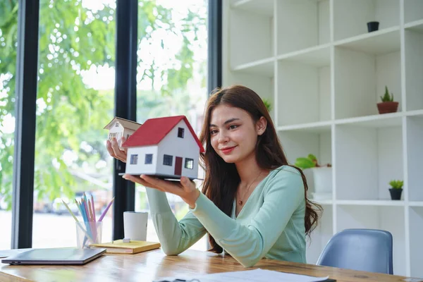 Müşteri, yatırım yapmadan, kredi almadan, sigorta yaptırmadan ve bankayla önemli belgeleri imzalamadan önce bir ev modeli, müfettiş konsepti seçer.