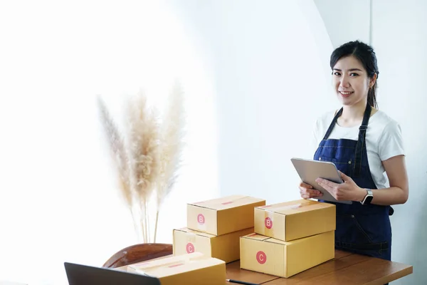 Start Kleinunternehmerin Von Unabhängiger Asiatischer Frau Die Mit Tablet Computer — Stockfoto