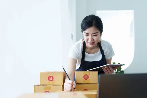 Start Kleinunternehmerin Von Unabhängiger Asiatischer Frau Die Mit Tablet Computer — Stockfoto