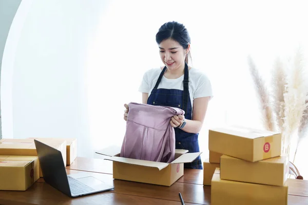 Start Kleinunternehmer Unabhängige Asiatische Frau Lächelnd Mit Fröhlichem Erfolg Der — Stockfoto
