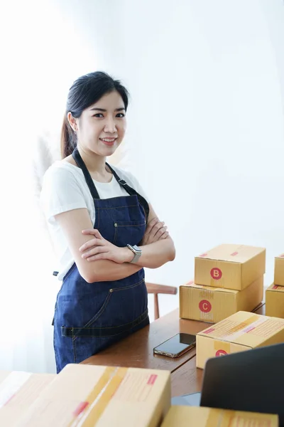 Ξεκινώντας Μικρές Επιχειρήσεις Επιχειρηματίας Της Ανεξάρτητης Ασιατικής Γυναίκας Χαμογελώντας Χρησιμοποιώντας — Φωτογραφία Αρχείου