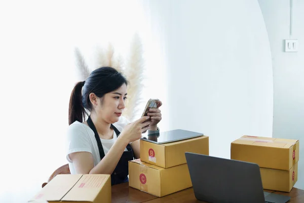 Emprendedor Pequeñas Empresas Mujer Asiática Independiente Sonriendo Con Teléfono Inteligente — Foto de Stock