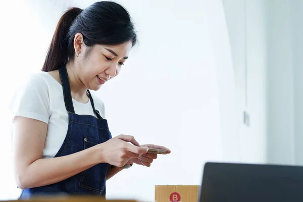Start Kleinunternehmer Unabhängige Asiatische Frau Lächelnd Mit Smartphone Mobile Mit — Stockfoto