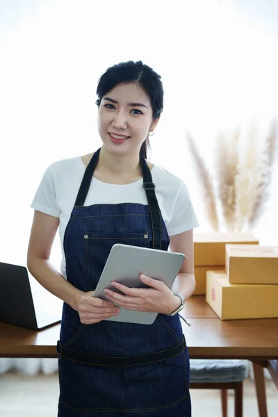 Emprendedor Pequeñas Empresas Mujer Asiática Independiente Sonriendo Usando Tableta Con — Foto de Stock