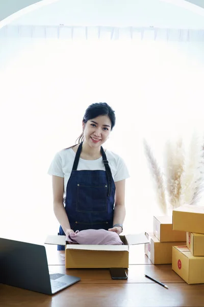 Ξεκινώντας Μικρές Επιχειρήσεις Επιχειρηματίας Της Ανεξάρτητης Ασιατικής Γυναίκας Χαμογελώντας Χαρούμενη — Φωτογραφία Αρχείου