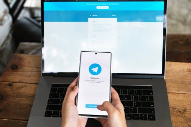 Chiangmai, Tayland 6 Haziran 2021: Telgraf uygulama simgesi akıllı telefon yakın plan. Telgraf uygulaması simgesi. Telegram bir çevrimiçi sosyal medya ağıdır..