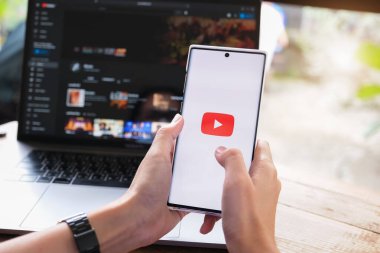 CHIANG MAI, THAILAND - 06 Haziran 2021: Video servis YouTube 'lu akıllı telefonu tutan kadın.