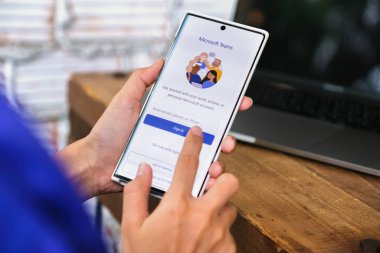 CHIANG MAI, THAILAND - HAZİRAN 06, 2021: Microsoft Ekiplerinin sosyal platformları indiriliyor.
