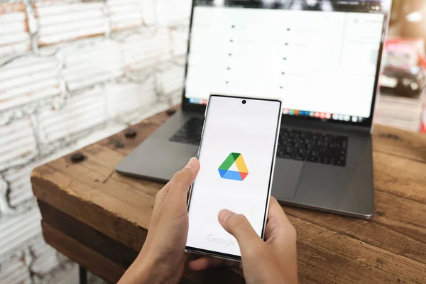 CHIANGMAI, THAILAND 06 Haziran 2021: Google Drive uygulamaları ekranda açık olan akıllı telefon cep telefonunu tutan kadın elleri, Google Drive çevrimiçi en iyi hizmet bulutu mağazası.