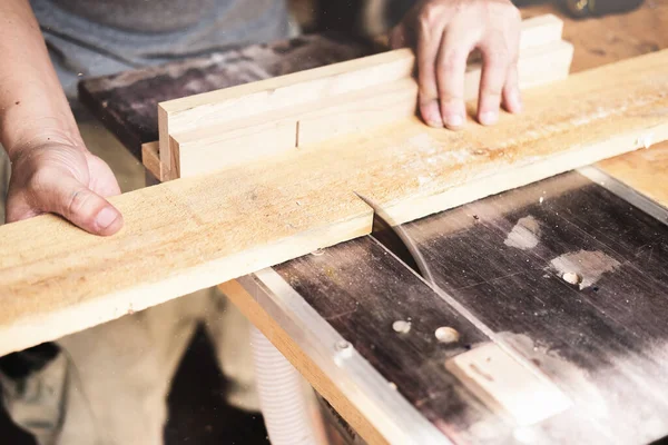Operatorzy Obróbki Drewna Używają Maszyn Cięcia Desek Montażu Budowy Drewnianych — Zdjęcie stockowe