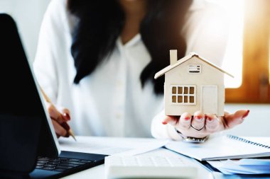 Girişimciler, iş sahipleri, muhasebeciler, emlak acenteleri, ev modellerine odaklanan kadınlar, ev sermayesi bütçe hesaplayıcılarını kullanarak finansal risklerini değerlendiriyorlar.