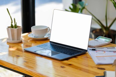 Tahta bir masadaki beyaz ekran bilgisayar boş bir ekranda metin mesajları veya resimler taşıyabilir.