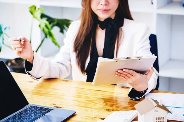 Jóvenes Economistas Contables Financieros Inversores Están Revisando Documentos Presupuestarios Utilizando — Foto de Stock