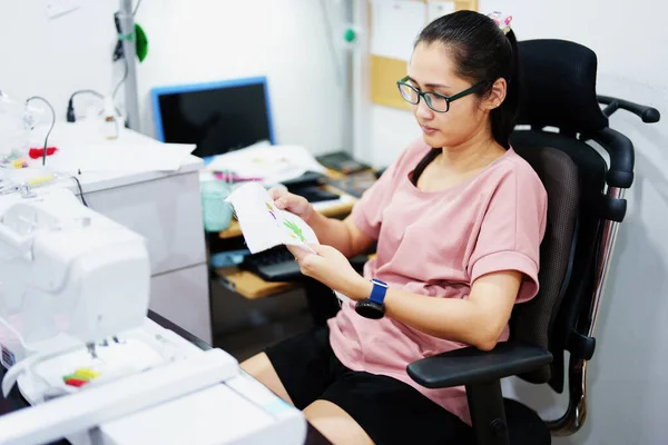 Stickerei Kunsthandwerk Hobbys Kmu Geschäft Familienunternehmen Portrait Asiatischer Designerinnen Tun — Stockfoto