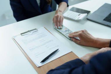 Rüşvet, yolsuzluk, hükümet yetkilileri ve özel şirketler arasındaki iş operasyonlarından para toplama.