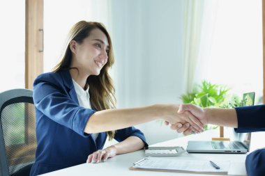 Asyalı girişimciler, iki şirket arasındaki yatırım ve mali gücü artırma anlaşmasını kutlamak için tokalaşıyorlar. anlaşma kavramı.