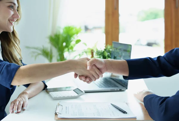 Aziatische Ondernemers Schudden Elkaar Hand Overeenkomst Tussen Twee Bedrijven Investeringen — Stockfoto