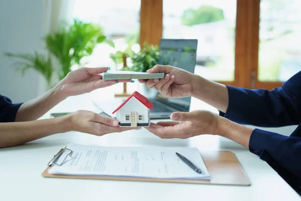 Rüşvet, yolsuzluk, hükümet yetkilileri ve özel şirketler arasındaki iş operasyonlarından para toplama.