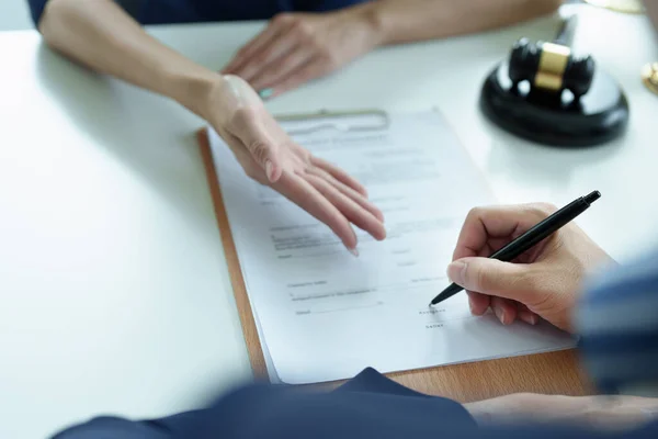 Ondertekening Van Belangrijke Documenten Bij Het Zakendoen Volgens Wettelijke Voorschriften — Stockfoto