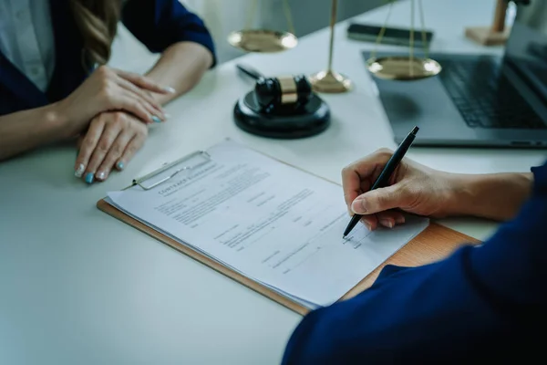 Ondertekening Van Belangrijke Documenten Bij Het Zakendoen Volgens Wettelijke Voorschriften — Stockfoto