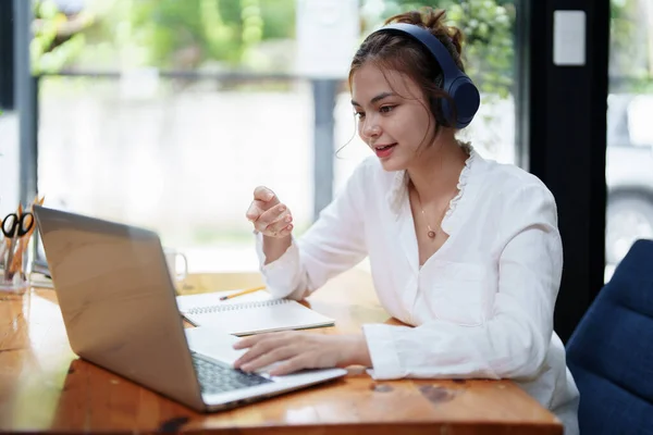 Retrato Una Mujer Hermosa Usando Una Computadora Auricular Durante Una — Foto de Stock