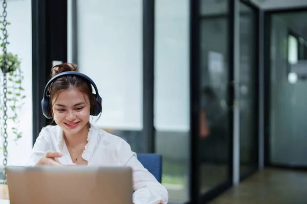 Retrato Una Mujer Hermosa Usando Una Computadora Auricular Durante Una — Foto de Stock