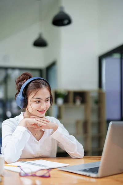 Retrato Una Mujer Hermosa Usando Una Computadora Auricular Durante Una — Foto de Stock