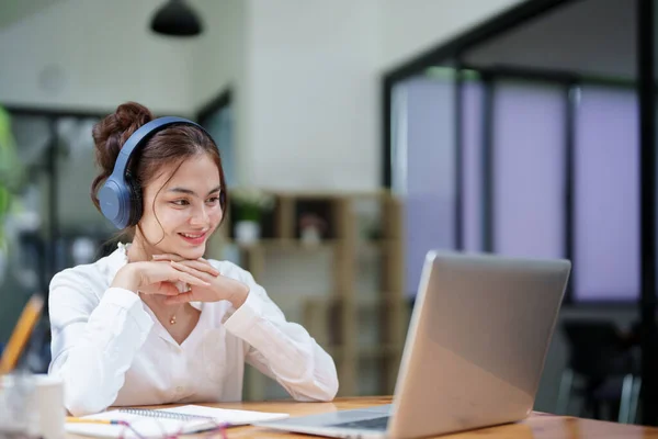 Retrato Una Mujer Hermosa Usando Una Computadora Auricular Durante Una — Foto de Stock